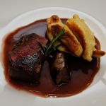 2011-01-30 2. Gang - Rehmedaillons mit Schupfnudeln an Zwiebel-Rotwein-Sauce