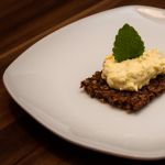 2015-02-01 0. Gang - Paprika-Feta-Creme auf Pumpernickel