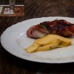 2015-04-26 1. Gang - Bacon-Ziegenkaese-Rolle mit Thymian-Honig-Aepfeln